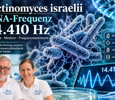 Actinomyces israelii - Herbert Eder - Investigador en el campo de las frecuencias Dos investigadores con polos blancos sonríen en un laboratorio, con un fondo de ADN y bacterias y una pantalla que muestra 14,410 Hz en primer plano.