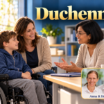 Duchenne – Anna und Herbert - Herbert Eder - Frequenzforscher Fiktive Beratungsszene mit einem Kind im Rollstuhl, seiner Bezugsperson und einer Fachperson an einem hellen Tisch. Porträtbadge Anna und Herbert rechts unten.