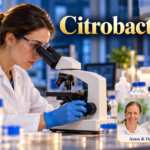 Citrobacter – Anna und Herbert - Herbert Eder - Frequenzforscher Frau mit Handschuhen untersucht etwas am Mikroskop unter dem Titel Citrobacter.