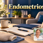 Endometriose – Anna und Herbert - Herbert Eder - Frequenzforscher Beratungstisch mit geöffnetem Tagebuch, blauer Mappe und einer textilen Wärmekompresse. Porträtbadge Anna und Herbert rechts unten.