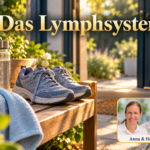 Das Lymphsystem - Herbert Eder - Frequenzforscher Pohodlné boty, světle modrý ručník a láhev s pitím na lavičce u otevřených zahradních dveří. Anna a Herbert jsou vidět vpravo dole na portrétním odznaku.