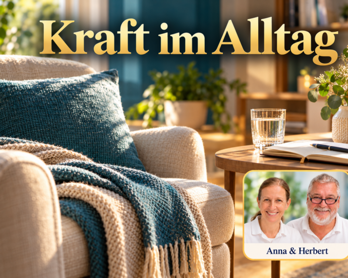Ein Sessel mit Decke und ein Tisch mit Wasserglas und offenem Notizbuch im warmen Tageslicht; Porträt-Badge Anna und Herbert rechts unten.