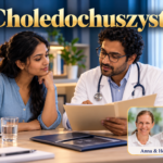 Choledochuszyste – Anna und Herbert - Herbert Eder - Frequenzforscher Frau und Mann im weißen Mantel betrachten eine Mappe unter dem Titel Choledochuszyste.