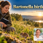 Bartonella birtlesii – Anna und Herbert - Herbert Eder - Frequenzforscher Frau mit Notizbuch beobachtet ein kleines Nagetier im Gras unter dem Titel Bartonella birtlesii.