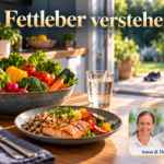 Fettleber verstehen - Herbert Eder - Frequenzforscher Eine Mahlzeit mit Fisch, Getreide und Gemüse sowie ein Wasserglas vor einer offenen Gartentür. Anna und Herbert sind rechts unten im Porträt-Badge zu sehen.