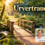 Urvertrauen – Anna und Herbert - Herbert Eder - Frequenzforscher Eine kleine Holzbrücke über einen Bach in einem grünen Wald mit warmem Sonnenlicht; Porträt-Badge Anna und Herbert rechts unten.