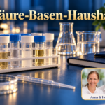 Säure-Basen-Haushalt - Herbert Eder - Frequenzforscher Verschlossene Probenröhrchen in einem Gestell neben Laborgläsern und einem dunkelblauen Notizbuch. Anna und Herbert sind rechts unten im Porträt-Badge zu sehen.