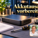 Akkutausch vorbereiten – Anna und Herbert - Herbert Eder - Frequenzforscher Geschlossenes neutrales Elektronikgehäuse, Schraubendreher, Schraubenschale und Anleitung auf einer Unterlage. Symbolbild zur Vorbereitung eines Akkutauschs, keine technische Produktabbildung; Anna & Herbert rechts unten. Porträtbadge Anna und Herbert rechts unten.