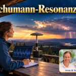 Schumannovy rezonance – Anna a Herbert – Herbert Eder – výzkumník v oblasti frekvencí Frau sitzt mit Notebook und einem Messaufbau vor einer Gewitterlandschaft unter dem Titel Schumann-Resonanzen.