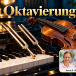Oktavierung – Anna und Herbert - Herbert Eder - Frequenzforscher Klaviertasten, zwei Stimmgabeln und eine Violine im warmen Licht; Porträt-Badge Anna und Herbert rechts unten.