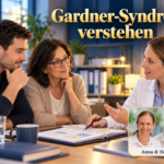 Porozumět Gardnerovu syndromu – Anna a Herbert – Herbert Eder – výzkumník v oblasti frekvencí Dva fiktivní dospělí členové rodiny různého věku projednávají rozvrh schůzek s fiktivní lékařkou. Portrétní odznaky Anny a Herberta vpravo dole.