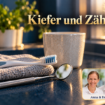 Kiefer und Zähne - Herbert Eder - Frequenzforscher Zahnbürste, Mundspiegel und Keramikbecher neben einem Handtuch auf einer dunkelblauen Ablage. Anna und Herbert sind rechts unten im Porträt-Badge zu sehen.
