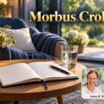 Morbus Crohn - Herbert Eder - Frequenzforscher Ein bequemer Sessel mit blauer Decke neben einem offenen Notizbuch und Wasserglas, dahinter ein heller Garten. Anna und Herbert sind rechts unten im Porträt-Badge zu sehen.