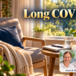 Long COVID – Anna und Herbert - Herbert Eder - Frequenzforscher Bequemer Sessel am Fenster mit Decke, Notizbuch und Wasserglas auf dem Beistelltisch. Porträtbadge Anna und Herbert rechts unten.