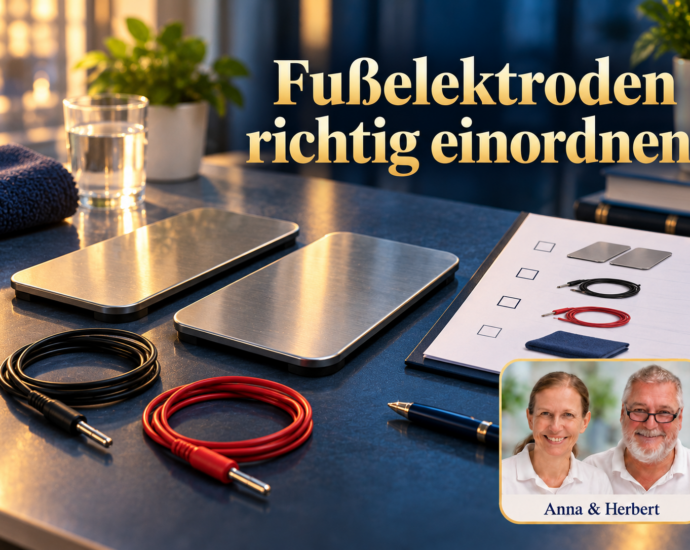 Zwei neutrale Elektrodenplatten mit abgelegten Kabeln neben einer Zubehörliste. Symbolbild ohne angeschlossene Person oder verbindlichen Anschlussplan; Anna & Herbert rechts unten. Porträtbadge Anna und Herbert rechts unten.