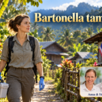 Bartonella tamiae – Anna und Herbert - Herbert Eder - Frequenzforscher Frau mit Handschuhen und Transportbehälter vor tropisch wirkenden Häusern unter dem Titel Bartonella tamiae.