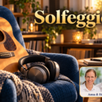 Solfeggio – Anna und Herbert - Herbert Eder - Frequenzforscher Eine Gitarre und Kopfhörer neben einem petrolfarbenen Sessel in einem warm beleuchteten Raum; Porträt-Badge Anna und Herbert rechts unten.