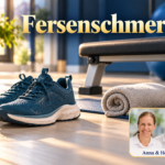 Fersenschmerz – Anna und Herbert - Herbert Eder - Frequenzforscher Gepolsterte Alltagsschuhe neben gerolltem Handtuch und Trainingsbank auf einem hellen Boden. Porträtbadge Anna und Herbert rechts unten.