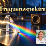 Frequenzspektren – Anna und Herbert - Herbert Eder - Frequenzforscher Ein Glasprisma mit farbigem Licht auf einem dunklen Tisch und ein unscharfer Lautsprecher im Hintergrund; Porträt-Badge Anna und Herbert rechts unten.