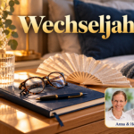 Wechseljahre – Anna und Herbert - Herbert Eder - Frequenzforscher Fächer, Lesebrille, persönliches Notizbuch und ein Glas Wasser auf einem hellen Nachttisch. Porträtbadge Anna und Herbert rechts unten.