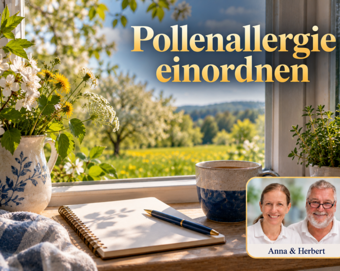 Zápisník a hrnek u okna s výhledem na jarní louku; portrétní odznak vpravo dole.