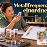 Metallfrequenzen einordnen – Anna und Herbert - Herbert Eder - Frequenzforscher Frau betrachtet einen Probenbehälter neben Metallstücken und Unterlagen unter dem Titel Metallfrequenzen einordnen.