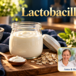 Lactobacillus – Herbert Eder – výzkumník v oblasti frekvencí Sklenice přírodního jogurtu s dřevěnou lžičkou a ovesnými vločkami na stole pokrytém tmavě modrým ubrusem. Anna a Herbert jsou vidět vpravo dole na portrétním odznaku.
