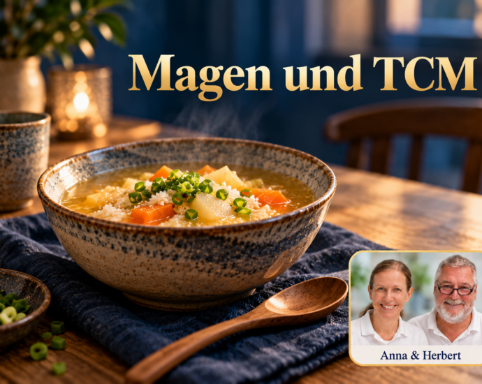 Eine dampfende Schale mit Gemüse und Reis neben einem Holzlöffel und einem Keramikbecher. Anna und Herbert sind rechts unten im Porträt-Badge zu sehen.