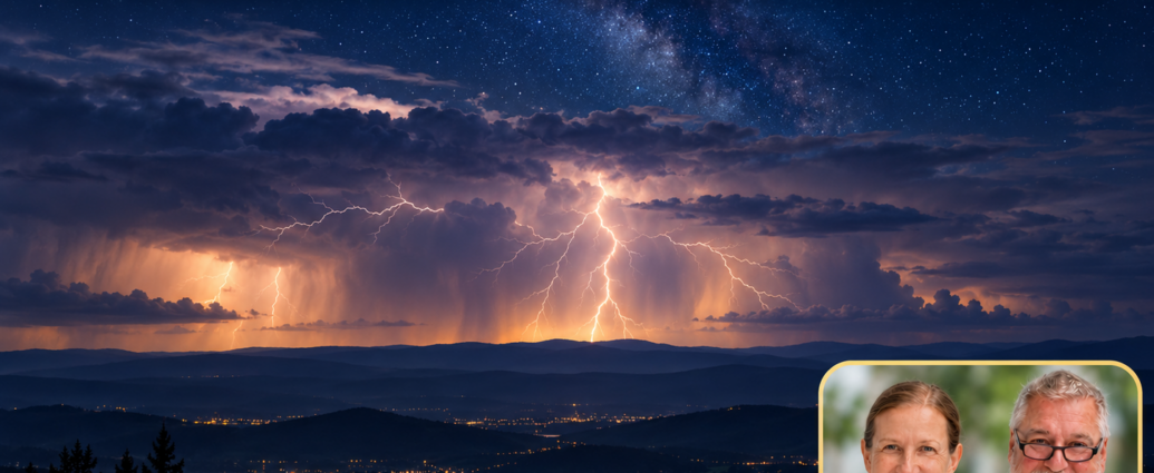 Schumann-Resonanzen – Anna und Herbert - Herbert Eder - Frequenzforscher Ein fernes Gewitter mit Blitzen über einer weiten Landschaft unter nächtlichem Himmel; Porträt-Badge Anna und Herbert rechts unten.