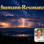 Schumann-Resonanzen – Anna und Herbert - Herbert Eder - Frequenzforscher Ein fernes Gewitter mit Blitzen über einer weiten Landschaft unter nächtlichem Himmel; Porträt-Badge Anna und Herbert rechts unten.