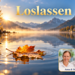 Loslassen – Anna und Herbert - Herbert Eder - Frequenzforscher Ein Herbstblatt auf einem ruhigen See im Morgenlicht vor einer Berglandschaft; Porträt-Badge Anna und Herbert rechts unten.