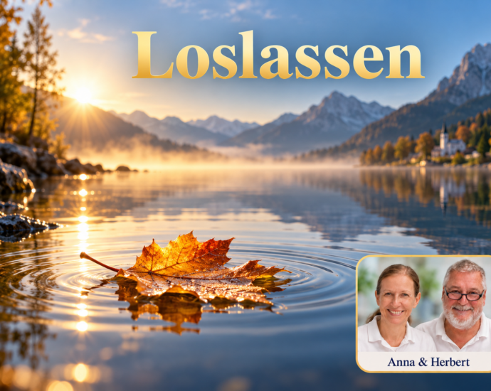 Ein Herbstblatt auf einem ruhigen See im Morgenlicht vor einer Berglandschaft; Porträt-Badge Anna und Herbert rechts unten.