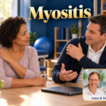 Myositis – Anna und Herbert - Herbert Eder - Frequenzforscher Fiktive Beratungsszene: Zwei Personen besprechen Schulterbeschwerden, auf dem Tisch liegt ein geschlossenes Tablet. Porträtbadge Anna und Herbert rechts unten.