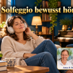 Solfeggio bewusst hören – Anna und Herbert - Herbert Eder - Frequenzforscher Eine Frau hört entspannt Musik über Kopfhörer; im Hintergrund steht ein Klavier zum Thema bewusstes Hören von Solfeggio-Musik. Porträtbadge Anna und Herbert rechts unten.