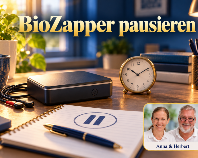 Geschlossenes neutrales Gerät mit abgelegtem Zubehör, einer Uhr und einem Notizbuch mit Pausensymbol. Symbolbild zur Unterbrechung, keine echte Geräteanzeige; Anna & Herbert rechts unten. Porträtbadge Anna und Herbert rechts unten.