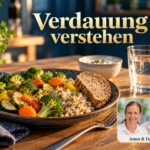Verdauung verstehen - Herbert Eder - Frequenzforscher Ein Teller mit Gemüse, Getreide und Brot neben einem Wasserglas auf einem gedeckten Holztisch. Anna und Herbert sind rechts unten im Porträt-Badge zu sehen.