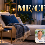 ME/CFS – Anna und Herbert - Herbert Eder - Frequenzforscher Ruhige Wohnecke mit bequemer Liege, Decke, Notizbuch und einem Glas Wasser in Griffweite. Porträtbadge Anna und Herbert rechts unten.