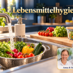 Lebensmittelhygiene - Herbert Eder - Frequenzforscher Gemüse wird in einem Sieb unter fließendem Wasser gewaschen; daneben stehen Seifenspender und eine verschlossene Vorratsdose. Anna und Herbert sind rechts unten im Porträt-Badge zu sehen.