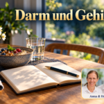 Darm und Gehirn - Herbert Eder - Frequenzforscher Offenes Notizbuch und Stift neben einer Frühstücksschale und einem Wasserglas mit Blick in einen Garten. Anna und Herbert sind rechts unten im Porträt-Badge zu sehen.