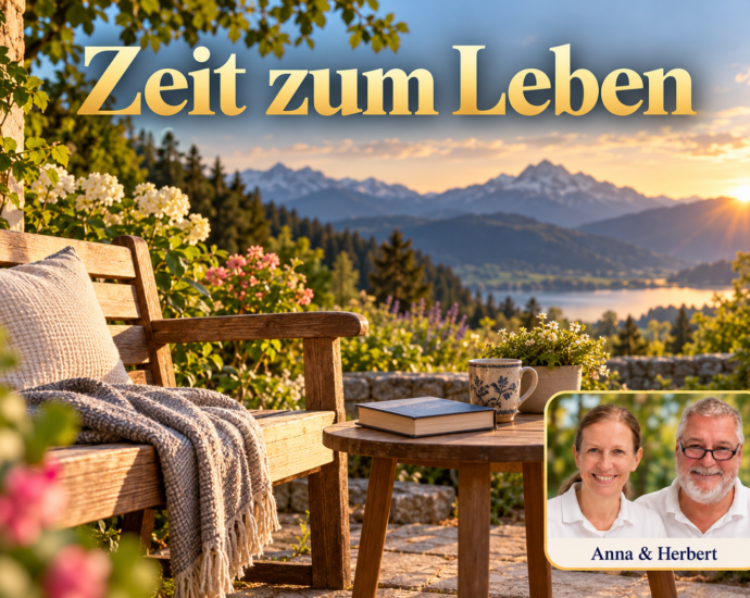 Eine Gartenbank und ein kleiner Tisch mit Buch und Tasse vor einer alpinen Landschaft; Porträt-Badge Anna und Herbert rechts unten.