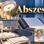Abszess – Anna und Herbert - Herbert Eder - Frequenzforscher Vorbereitete Untersuchungsliege mit Untersuchungsleuchte, verschlossenen Wundauflagen und blauer Patientenmappe. Porträtbadge Anna und Herbert rechts unten.