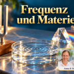 Frequenz und Materie – Anna und Herbert - Herbert Eder - Frequenzforscher Eine Stimmgabel, eine Glasschale mit Wasserringen und ein Glasprisma als symbolische Gegenstände; Porträt-Badge Anna und Herbert rechts unten.