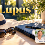 Lupus – Anna und Herbert - Herbert Eder - Frequenzforscher Breitkrempiger Hut, Sonnenbrille und geschlossene blaue Mappe auf einem Tisch im Halbschatten. Porträtbadge Anna und Herbert rechts unten.