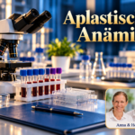 Aplastische Anämie – Anna und Herbert - Herbert Eder - Frequenzforscher Mikroskop, verschlossene Probenröhrchen und blaue Mappe auf einer hellen Laborarbeitsfläche. Porträtbadge Anna und Herbert rechts unten.